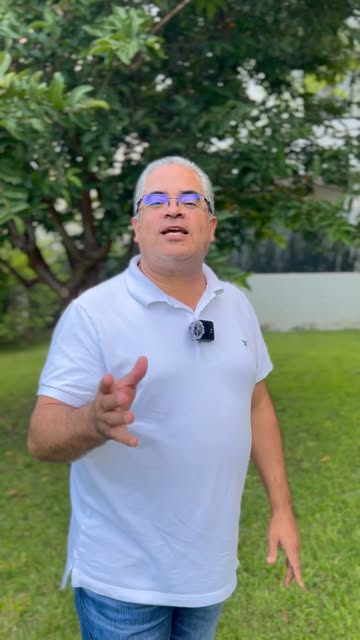 Fernando Dessavre compartiendo una recomendación en video